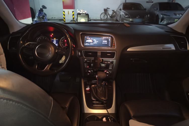 Used Audi Q5 2013 40 TFSI Technology Edition Center Console