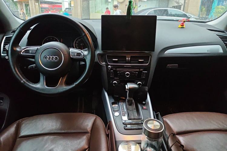 Used Audi Q5 2013 40 TFSI Ambition Center Console
