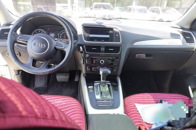 Used Audi Q5 2013 40 TFSI Ambition Center Console