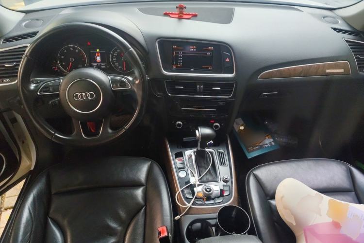 Used Audi Q5 2013 40 TFSI Comfort Edition Center Console