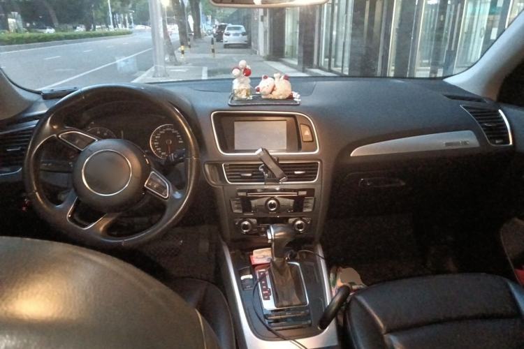 Used Audi Q5 2013 40 TFSI Technology Edition Center Console
