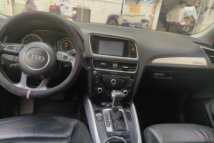 Used Audi Q5 2013 40 TFSI Technology Edition Center Console