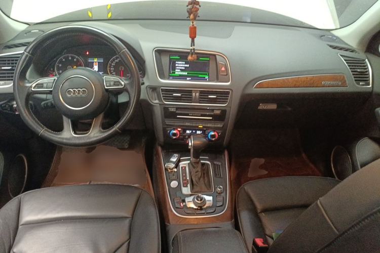 Used Audi Q5 2013 40 TFSI Comfort Edition Center Console