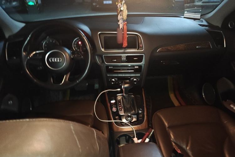 Used Audi Q5 2013 40 TFSI Comfort Edition Center Console