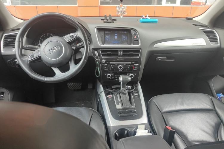 Used Audi Q5 2013 40 TFSI Technology Edition Center Console