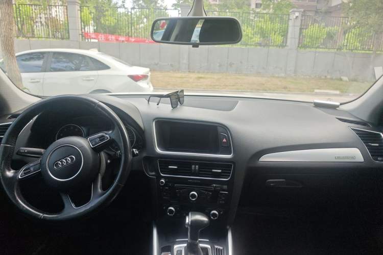 Used Audi Q5 2013 40 TFSI Technology Edition Center Console