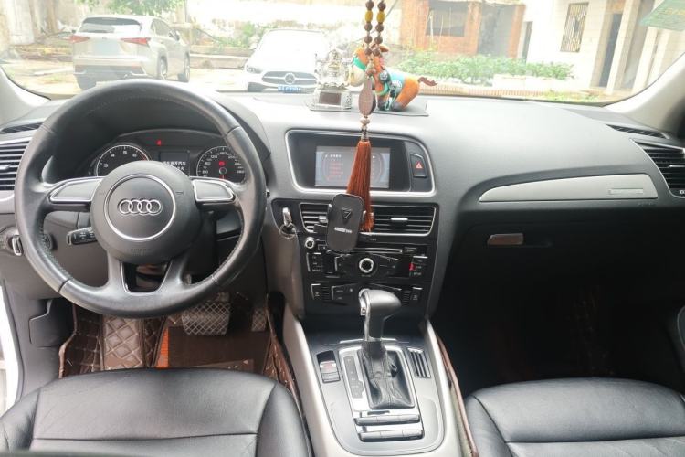 Used Audi Q5 2013 40 TFSI Ambition Center Console
