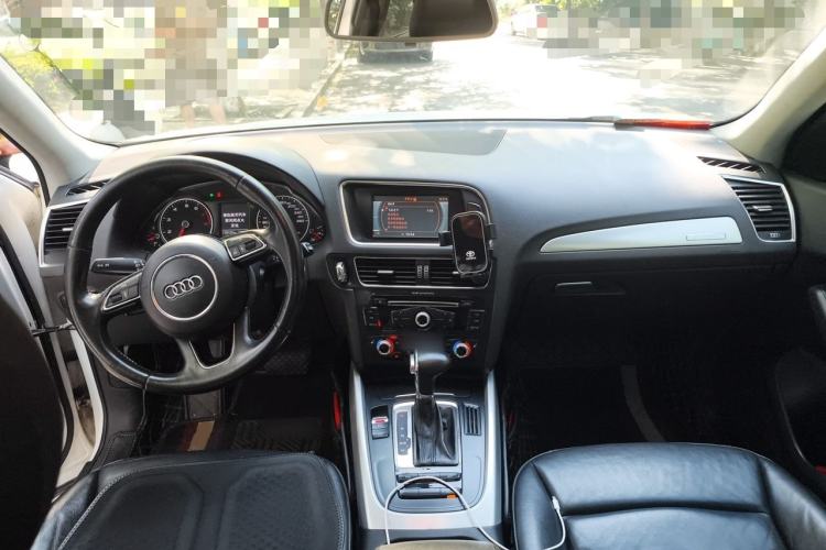 Used Audi Q5 2013 40 TFSI Technology Edition Center Console