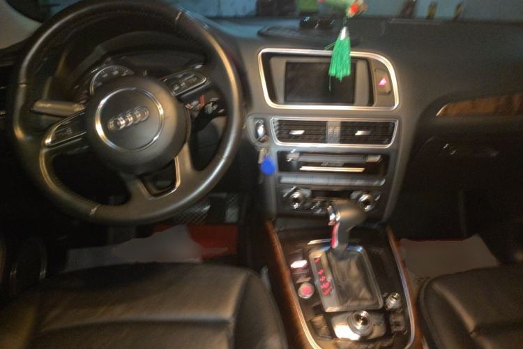 Used Audi Q5 2013 40 TFSI Technology Edition Center Console