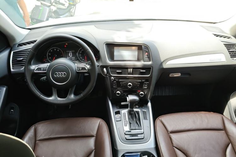 Used Audi Q5 2013 40 TFSI Technology Edition Center Console