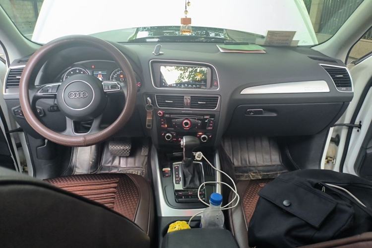 Used Audi Q5 2013 40 TFSI Ambition Center Console