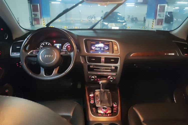 Used Audi Q5 2013 40 TFSI Comfort Edition Center Console