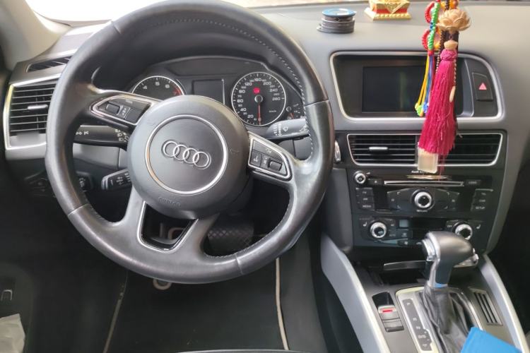 Used Audi Q5 2013 40 TFSI Technology Edition Center Console