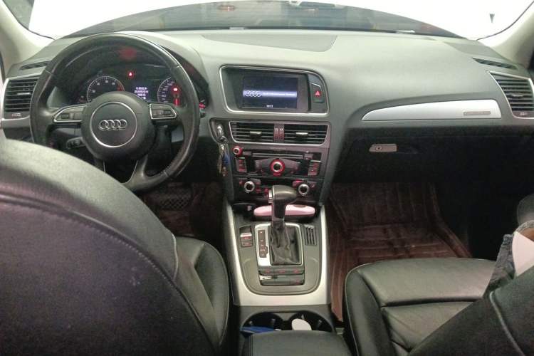 Used Audi Q5 2013 40 TFSI Technology Edition Center Console