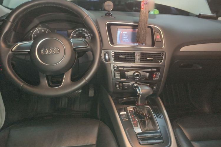 Used Audi Q5 2013 40 TFSI Comfort Edition Center Console