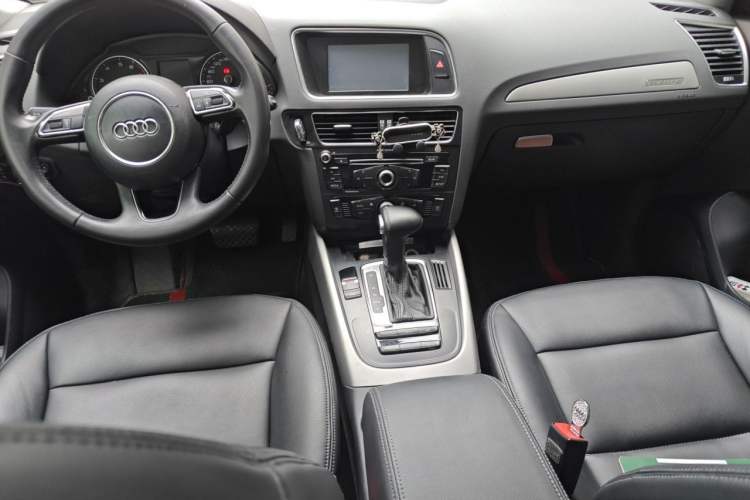 Used Audi Q5 2013 40 TFSI Ambition Center Console