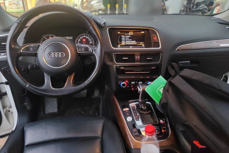 Used Audi Q5 2013 40 TFSI Comfort Edition Center Console