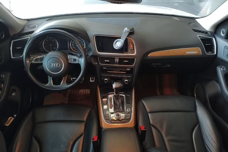 Used Audi Q5 2013 45 TFSI quattro off-road version Center Console