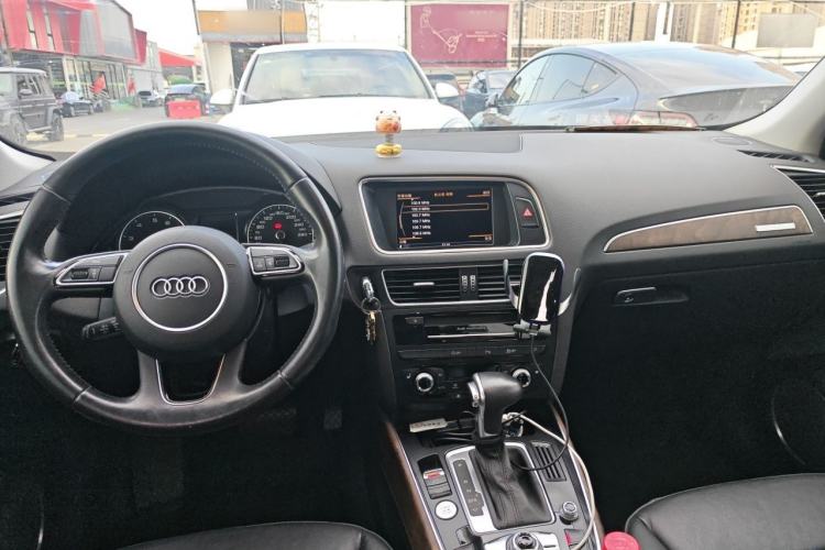 Used Audi Q5 2013 40 TFSI Comfort Edition Center Console