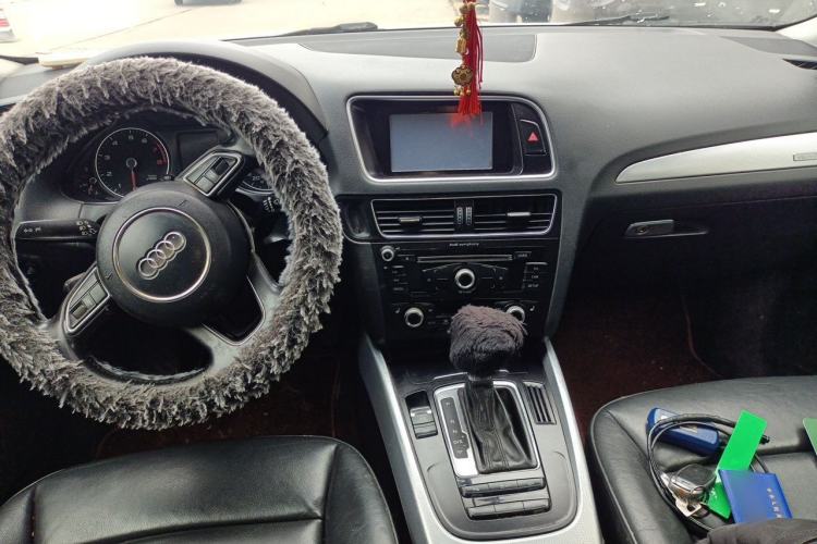 Used Audi Q5 2013 40 TFSI Technology Edition Center Console
