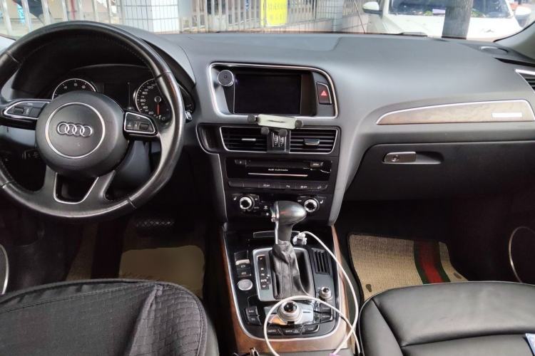 Used Audi Q5 2013 40 TFSI Comfort Edition Center Console
