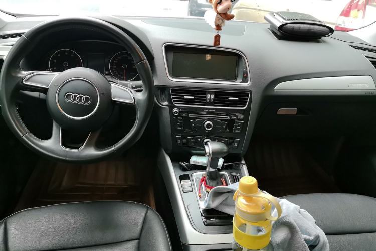 Used Audi Q5 2013 40 TFSI Ambition Center Console