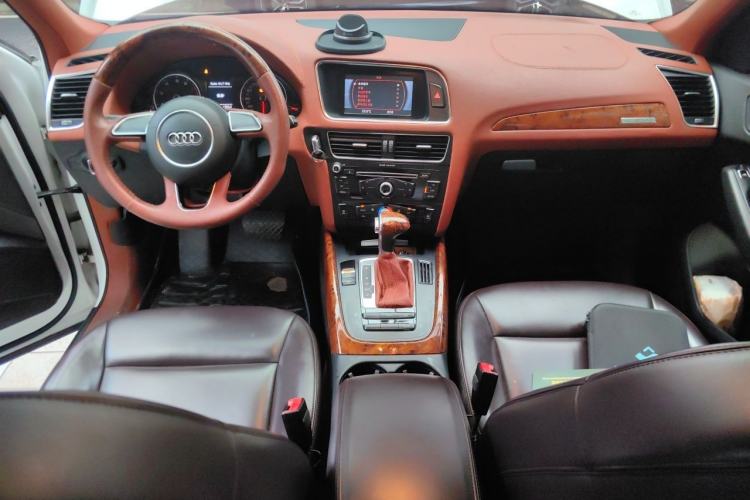 Used Audi Q5 2013 40 TFSI Ambition Center Console