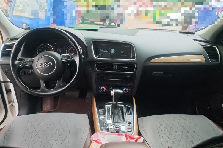 Used Audi Q5  Center Console