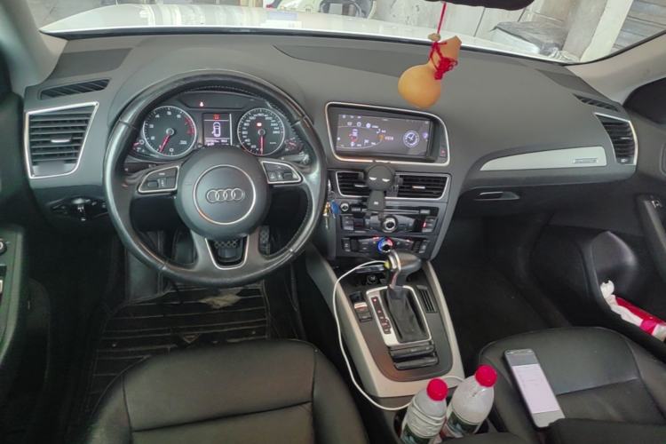 Used Audi Q5 2013 40 TFSI Ambition Center Console