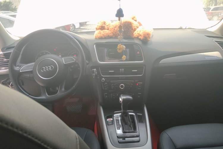 Used Audi Q5 2013 40 TFSI Ambition Center Console
