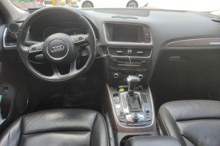 Used Audi Q5 2013 40 TFSI Ambition Center Console
