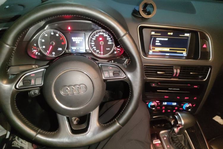 Used Audi Q5 2013 40 TFSI Comfort Edition Center Console