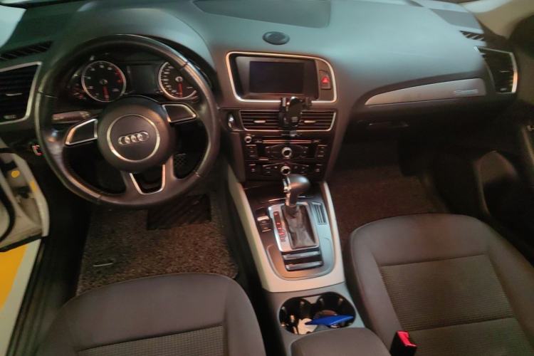 Used Audi Q5 2013 40 TFSI Ambition Center Console