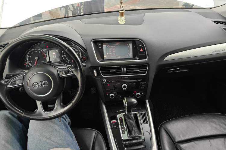 Used Audi Q5 2013 40 TFSI Technology Edition Center Console