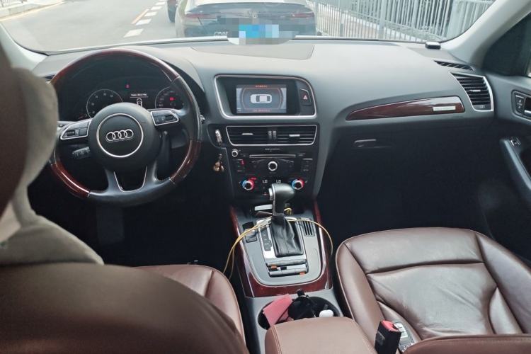 Used Audi Q5 2013 40 TFSI Technology Edition Center Console