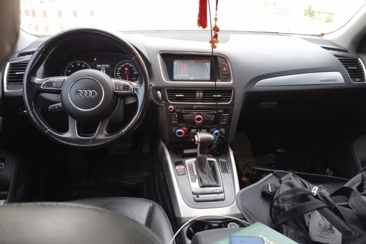 Used Audi Q5 2013 40 TFSI Technology Edition Center Console