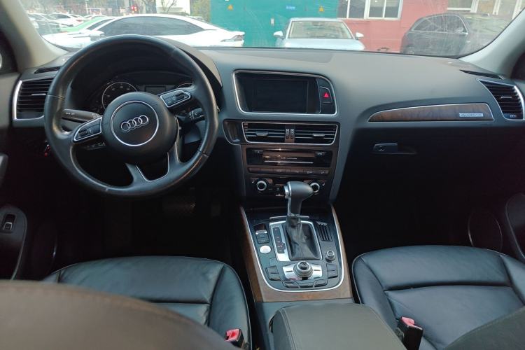 Used Audi Q5 2013 40 TFSI Comfort Edition Center Console