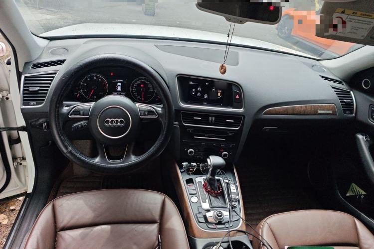 Used Audi Q5 2013 40 TFSI Comfort Edition Center Console