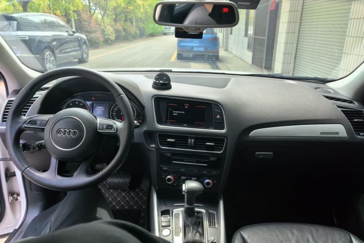 Used Audi Q5 2013 45 TFSI quattro Sport Edition Center Console