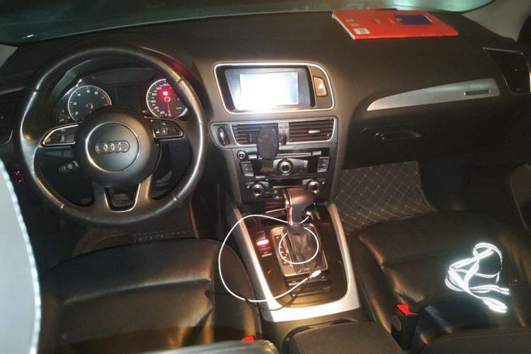 Used Audi Q5 2013 40 TFSI Technology Edition Center Console