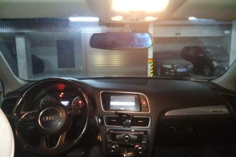 Used Audi Q5 2013 40 TFSI Technology Edition Center Console