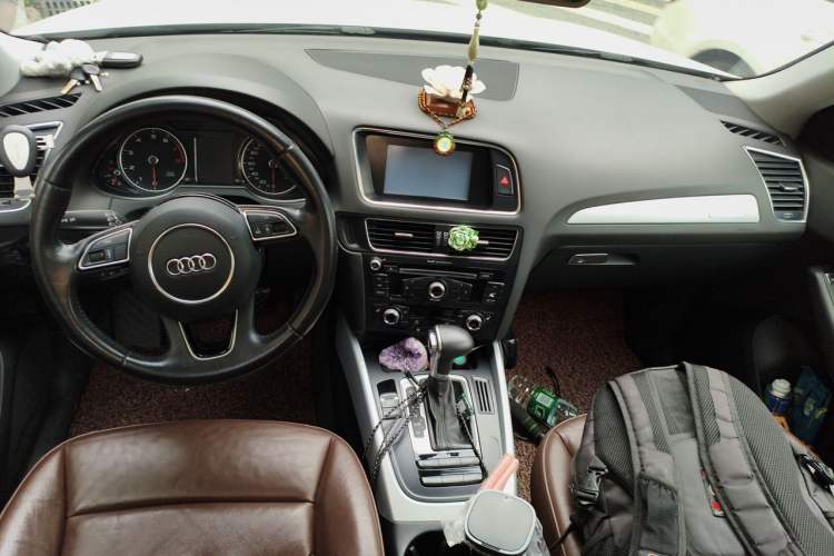 Used Audi Q5 2013 40 TFSI Technology Edition Center Console