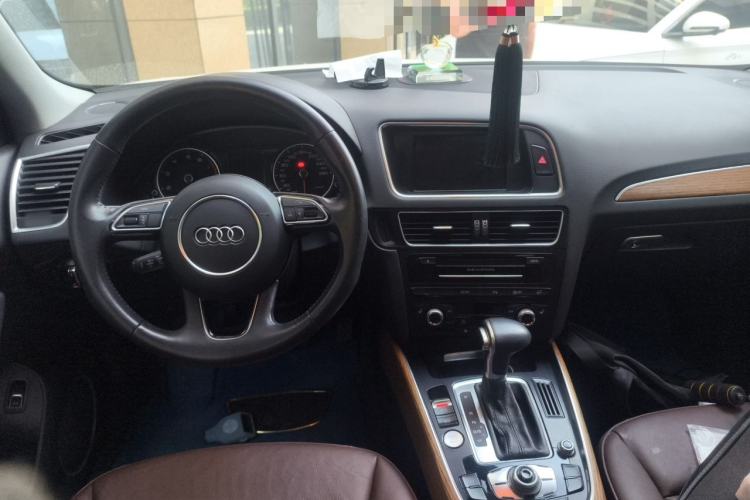 Used Audi Q5 2013 40 TFSI Comfort Edition Center Console