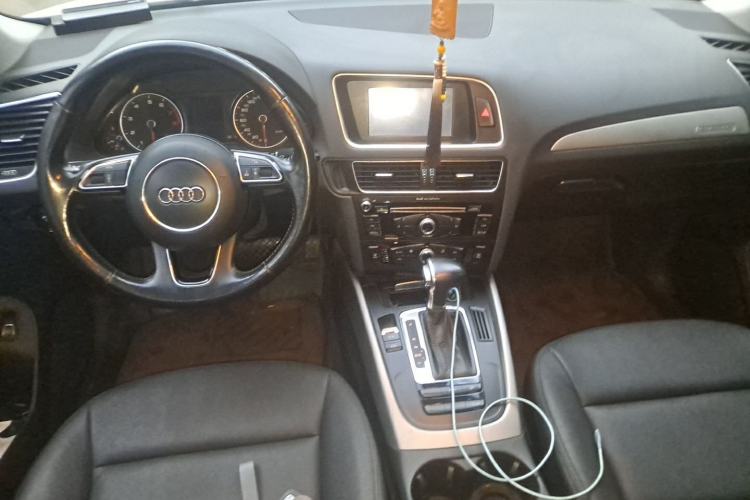 Used Audi Q5 2013 40 TFSI Ambition Center Console