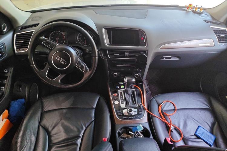 Used Audi Q5 2013 40 TFSI Comfort Edition Center Console