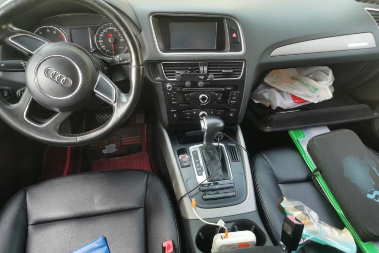 Used Audi Q5 2013 40 TFSI Ambition Center Console