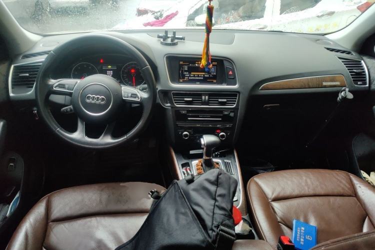 Used Audi Q5 2013 40 TFSI Comfort Edition Center Console