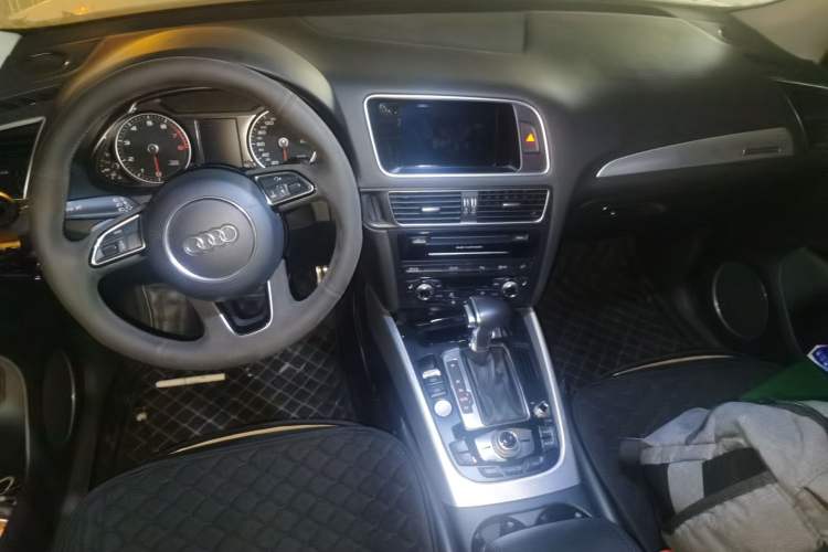 Used Audi Q5 2013 45 TFSI quattro Sport Edition Center Console