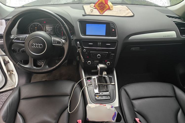 Used Audi Q5 2013 40 TFSI Technology Edition Center Console