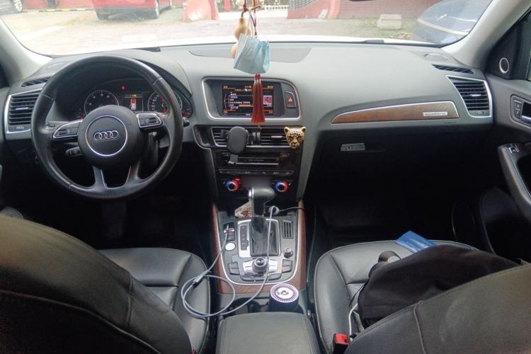 Used Audi Q5 2013 40 TFSI Comfort Edition Center Console